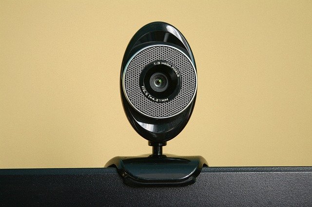 Une webcam sur un ordinateur.