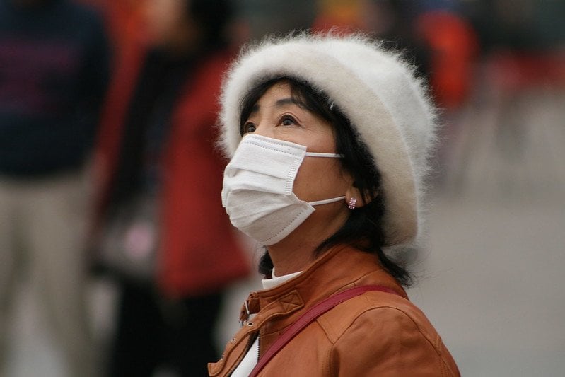 Une femme chinoise portant un masque.