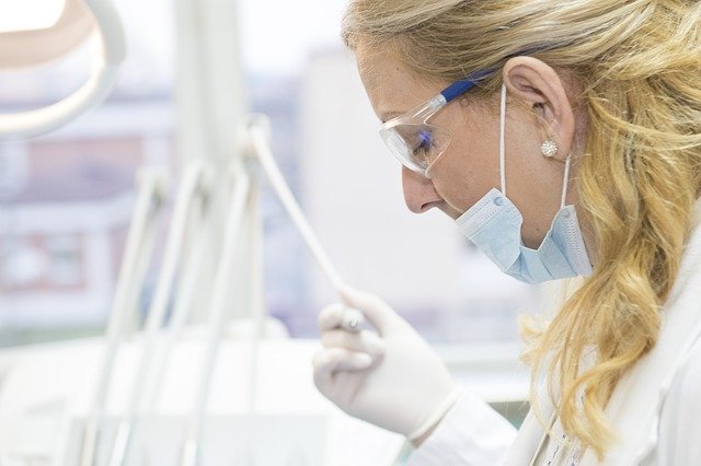 Un médecin avec un masque dans un laboratoire.