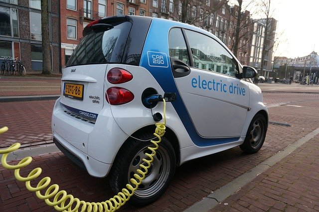 Une voiture électrique en rechargement à Amsterdam.