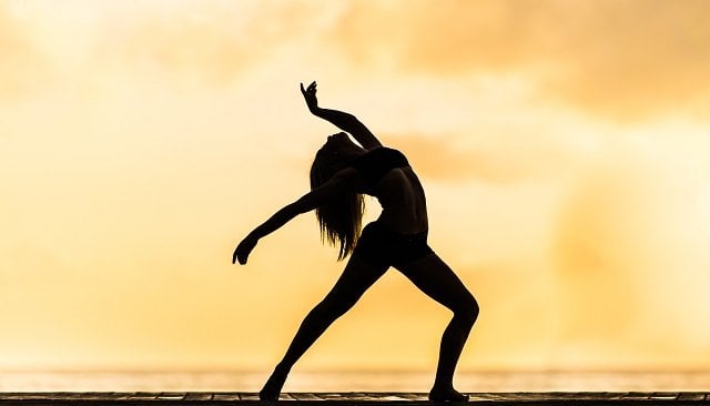 Une femme qui danse.