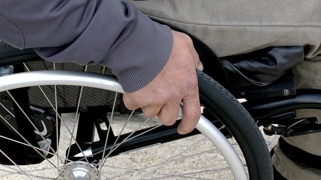 Un fauteuil roulant.