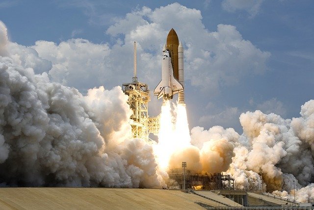 Le lancement d'une fusée par la NASA.