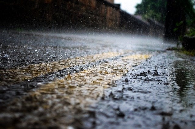 De la pluie sur une route.