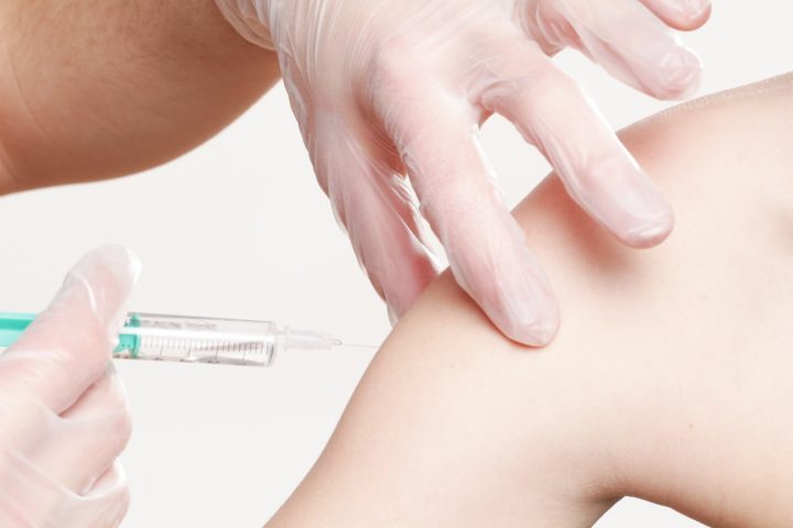 Un patient se fait vacciner