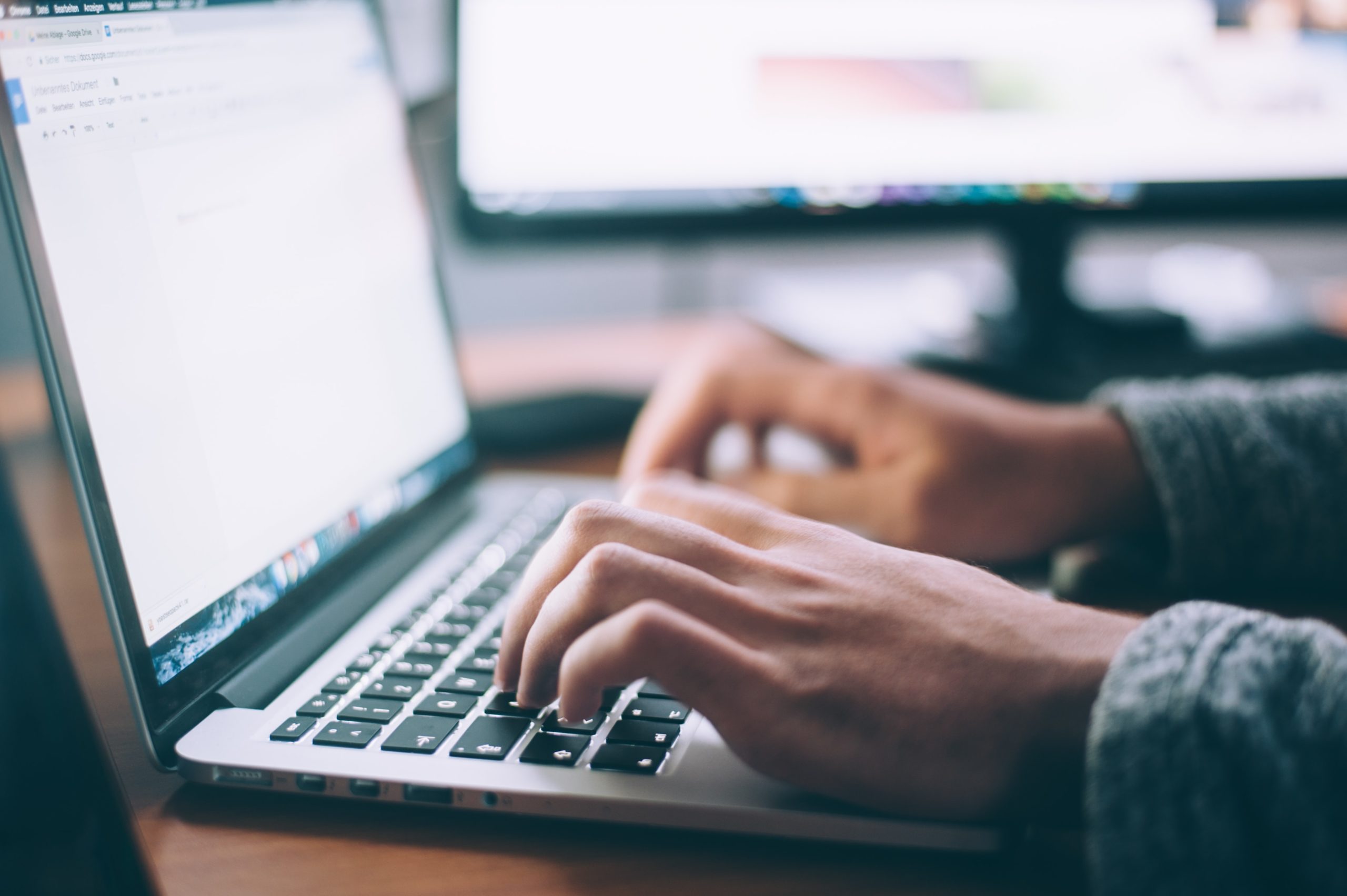 mains sur clavier d'ordinateur