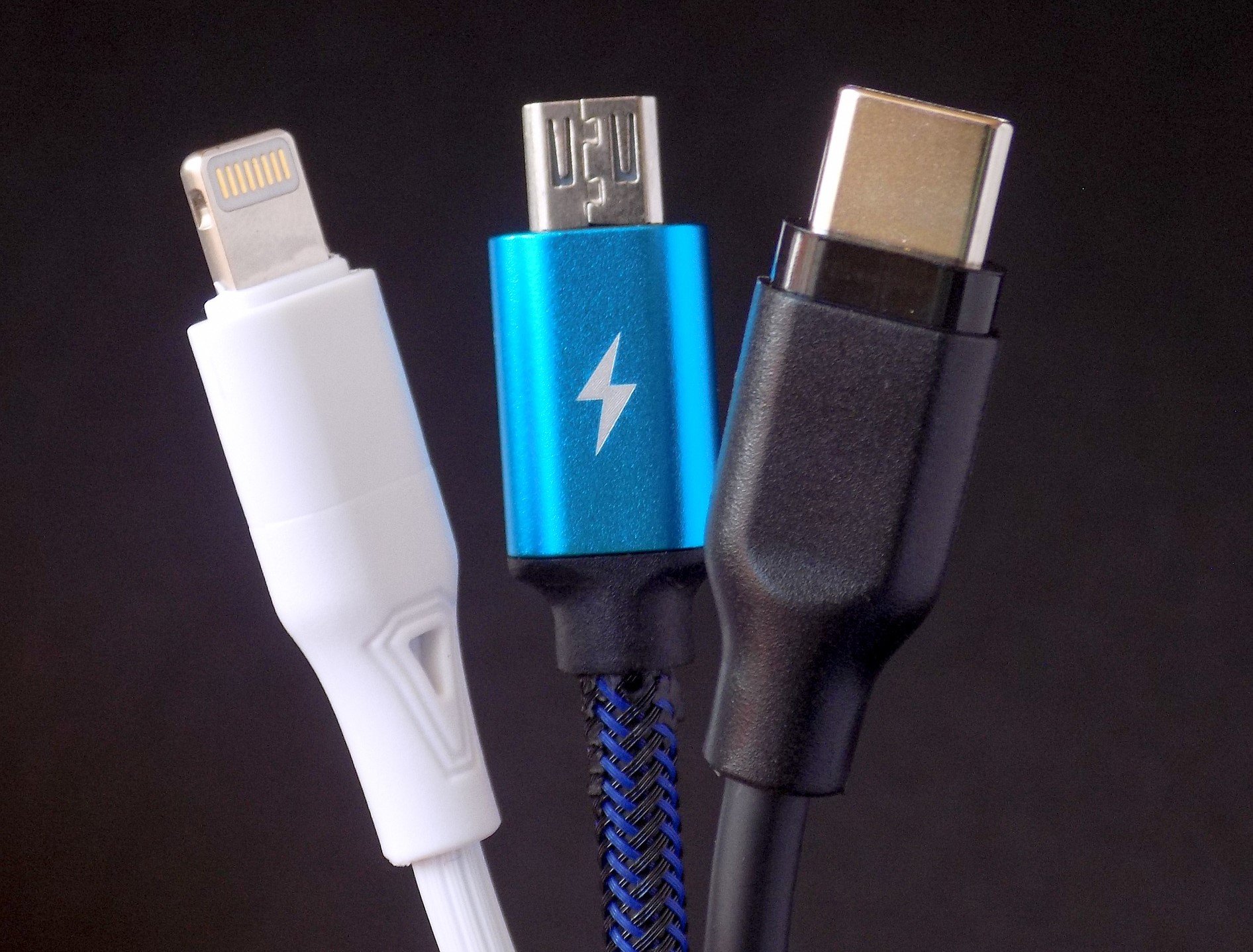 iPhone 12 : pas de chargeur mais un câble USB-C Lightning dans la
