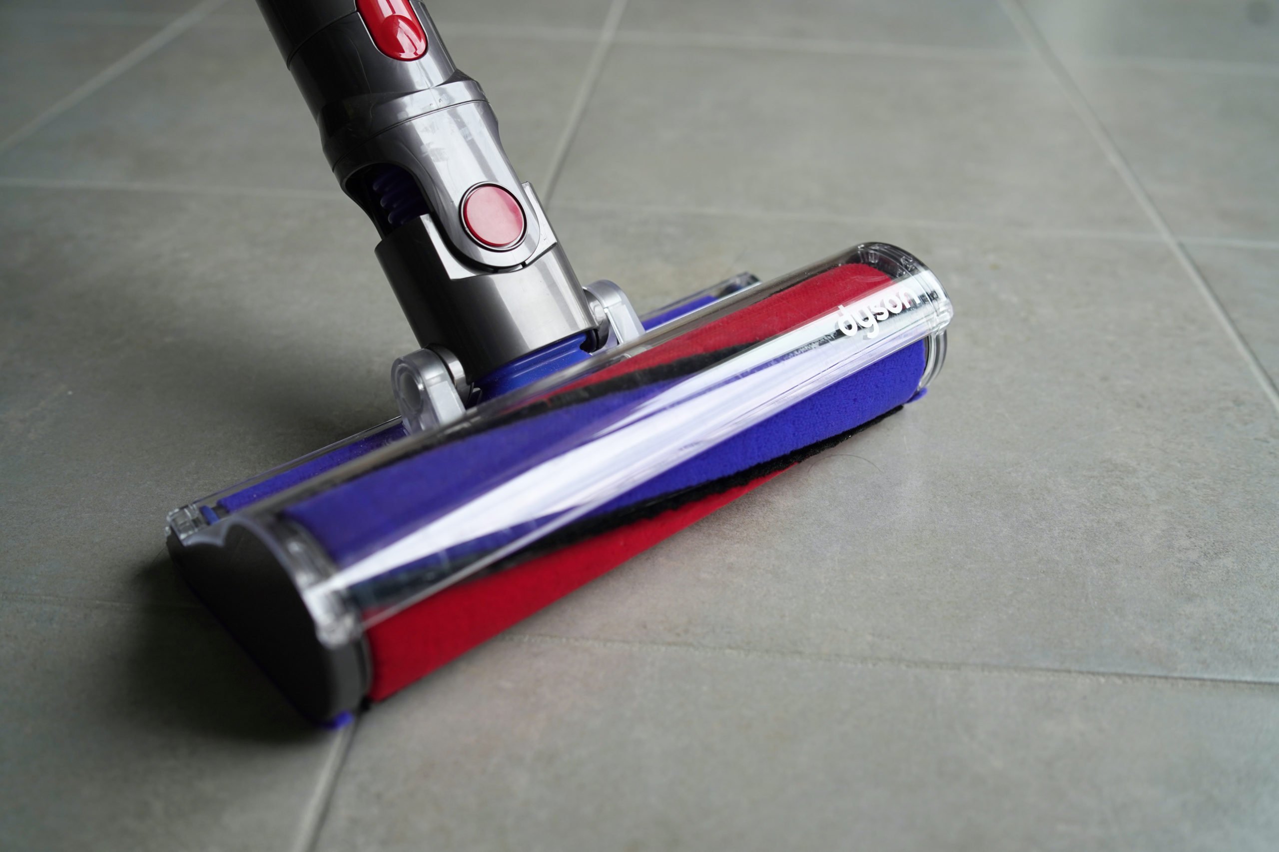 Dyson V6 Absolute : l'aspirateur balai sans fil qui va vous faire