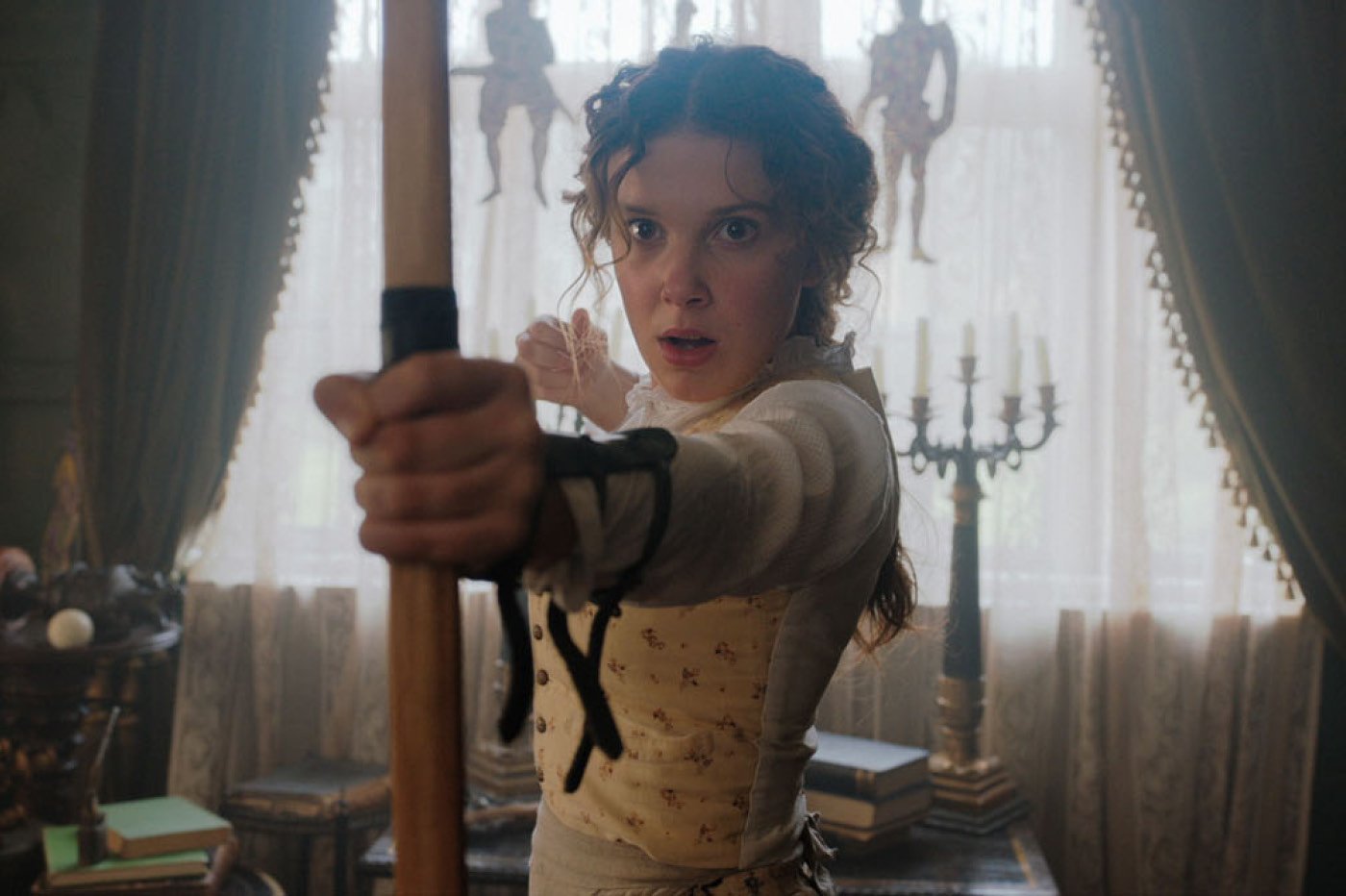 Millie Bobby Brown dans la peau d'Enola Holmes sur Netflix.