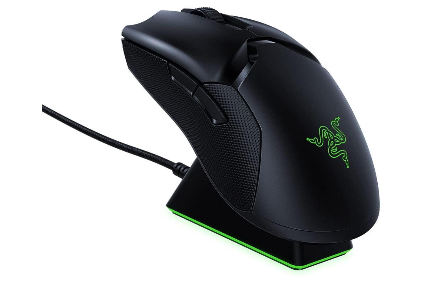 La Razer Viper Ultimate sur son dock de recharge