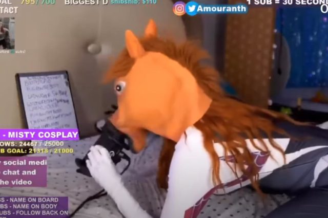 Amouranth fait de l'ASMR