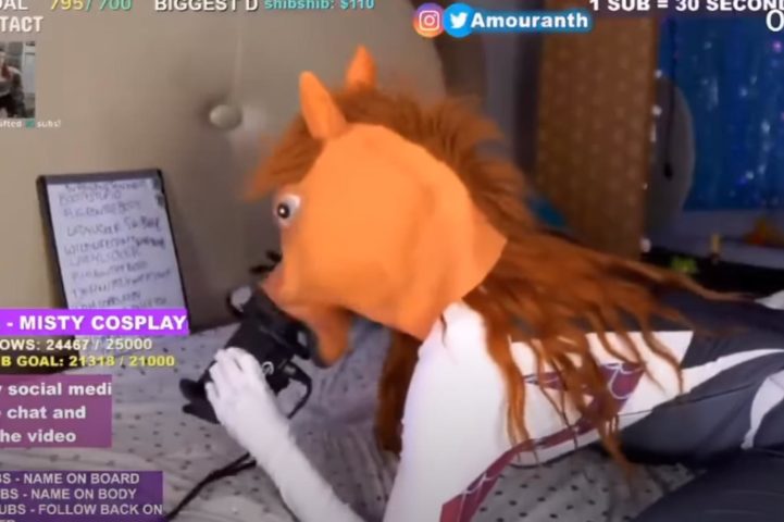 Amouranth fait de l'ASMR