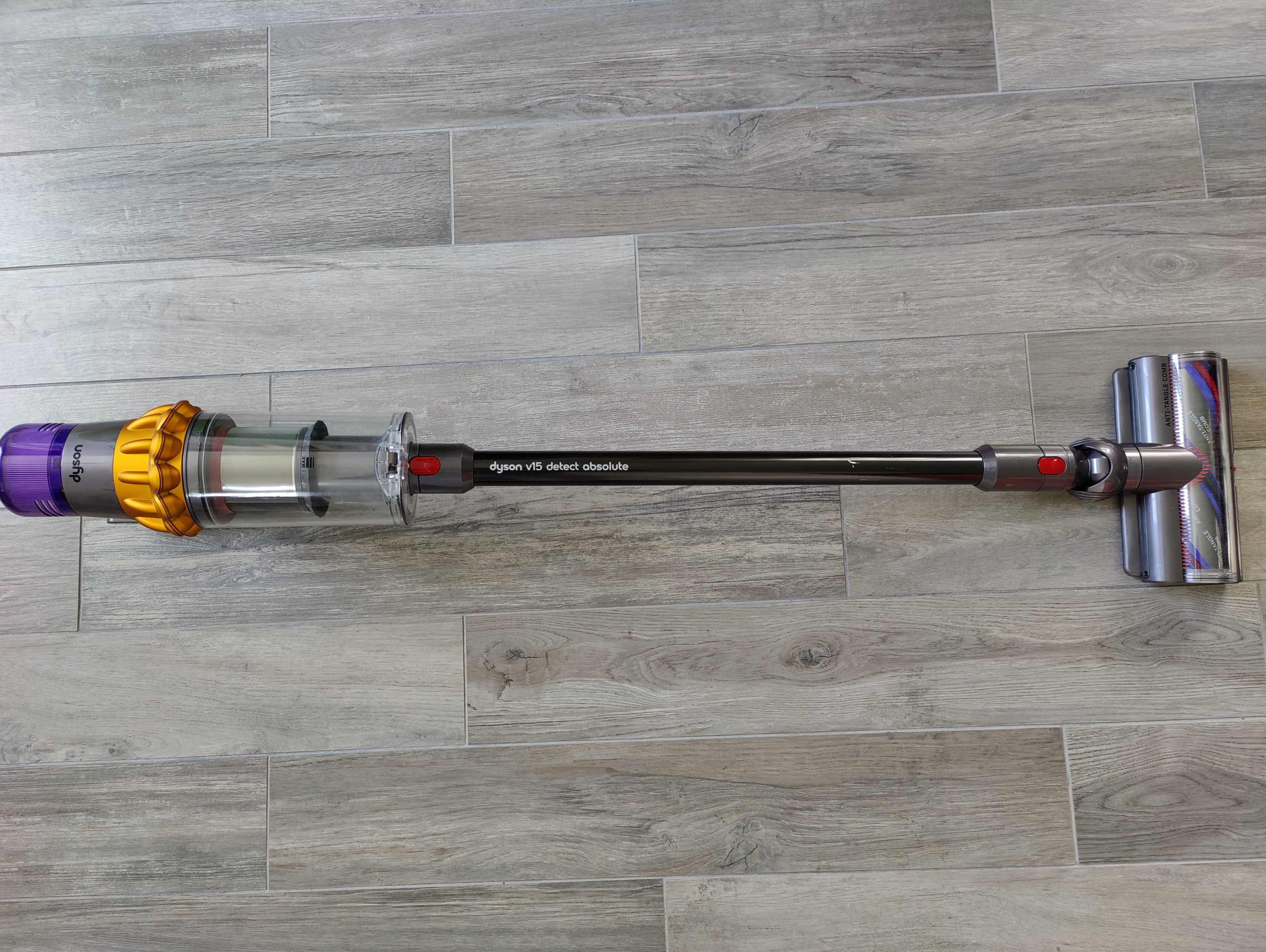 Test du Dyson V15 Detect, le meilleur aspirateur balai du moment !