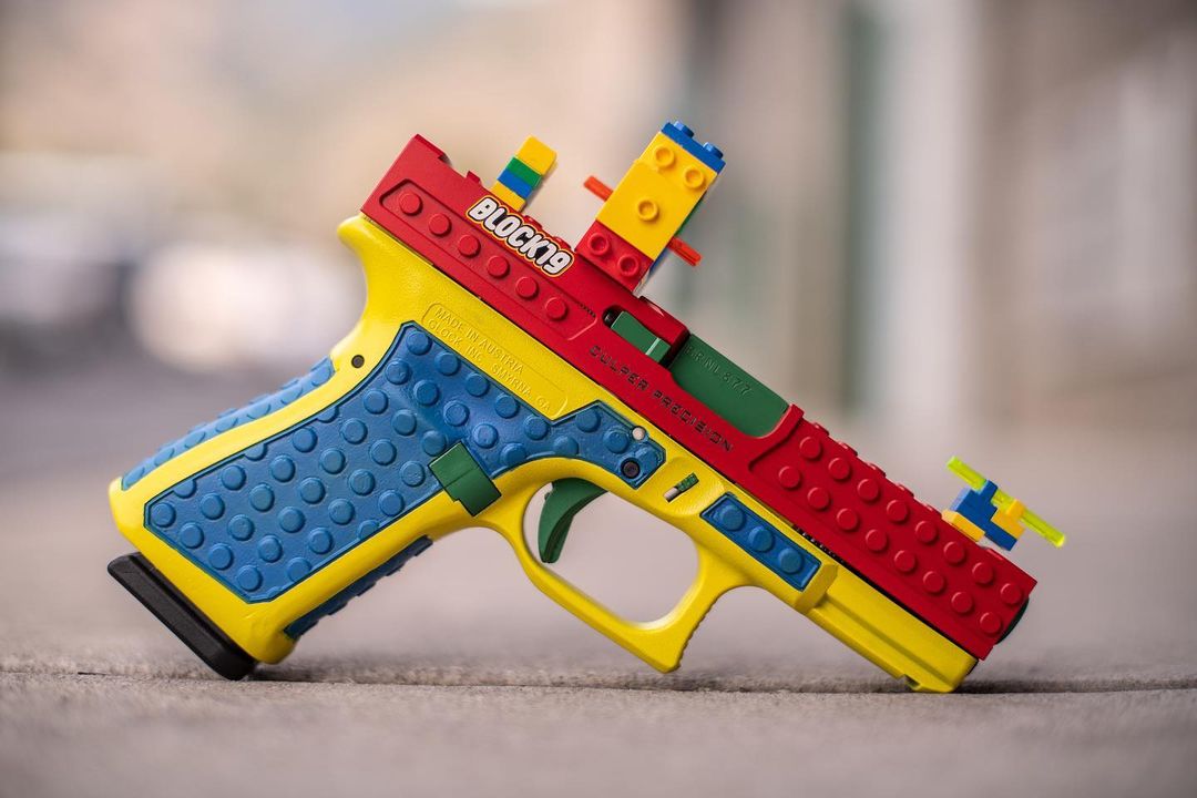 Un pistolet recouvert de Lego, un cauchemar devenu réalité aux