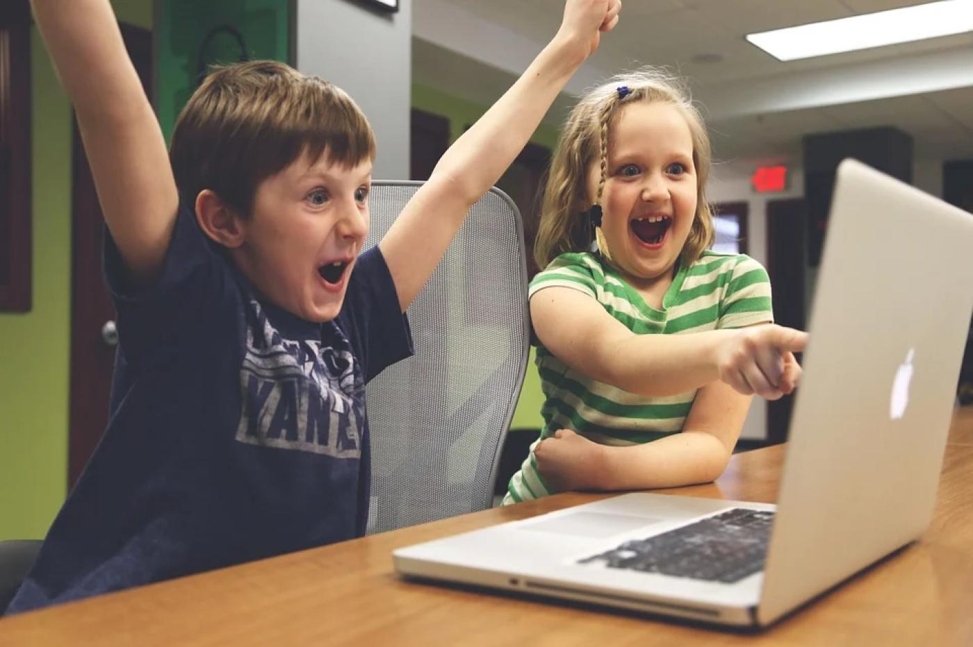 enfants devant des écrans