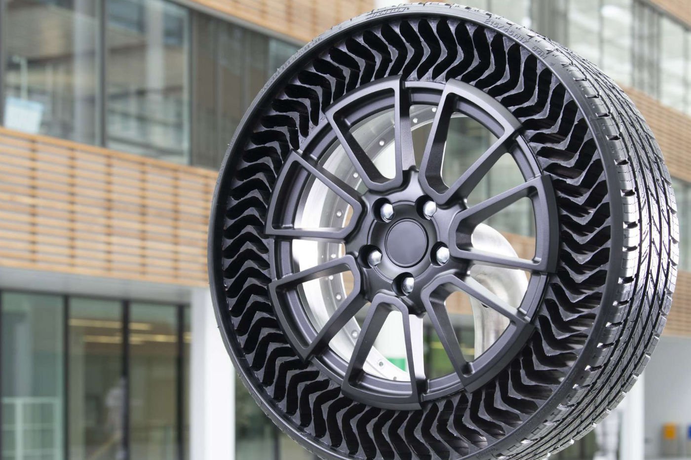 Le pneu increvable de Michelin fait ses premiers tests publics - Guide Auto