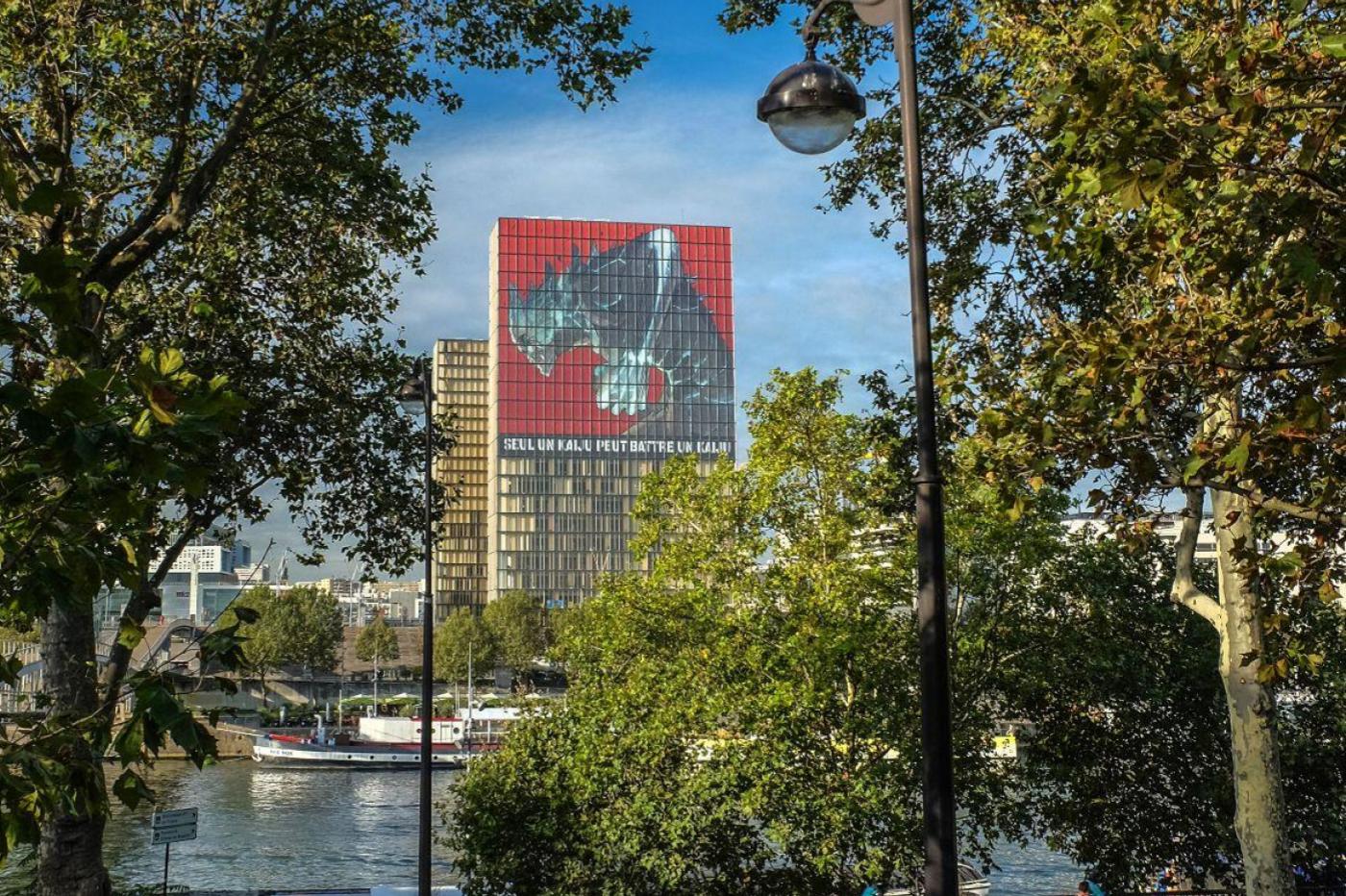 Kaiju 8 sur la tour BNF à Paris