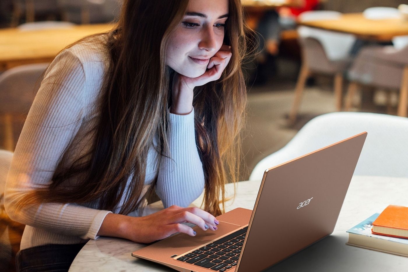 Jeune femme utilisant l'Acer Swift 3