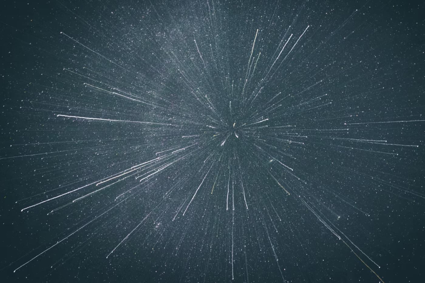 des trainées d'étoiles capturées en exposition longue dans la vallée de Yosemite aux Etats-Unis