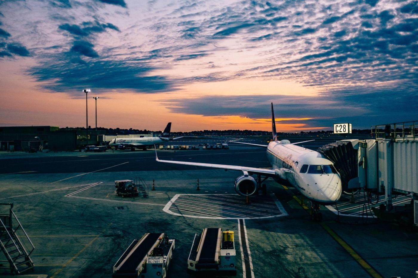 Avion dans un aéroport