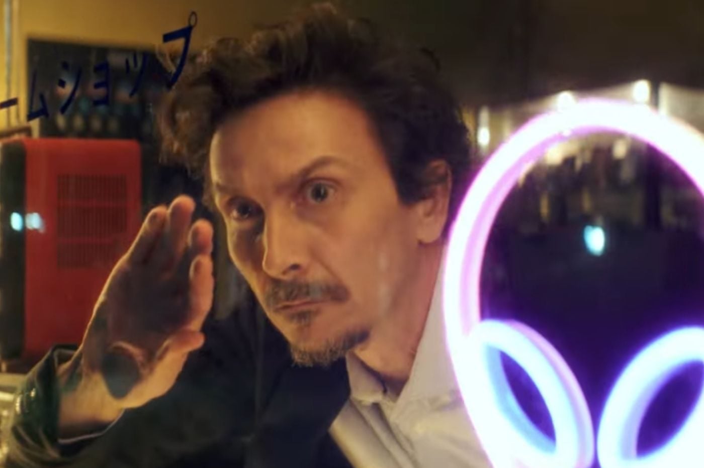 Critique Visitors : la nouvelle série extra-cool de Simon Astier