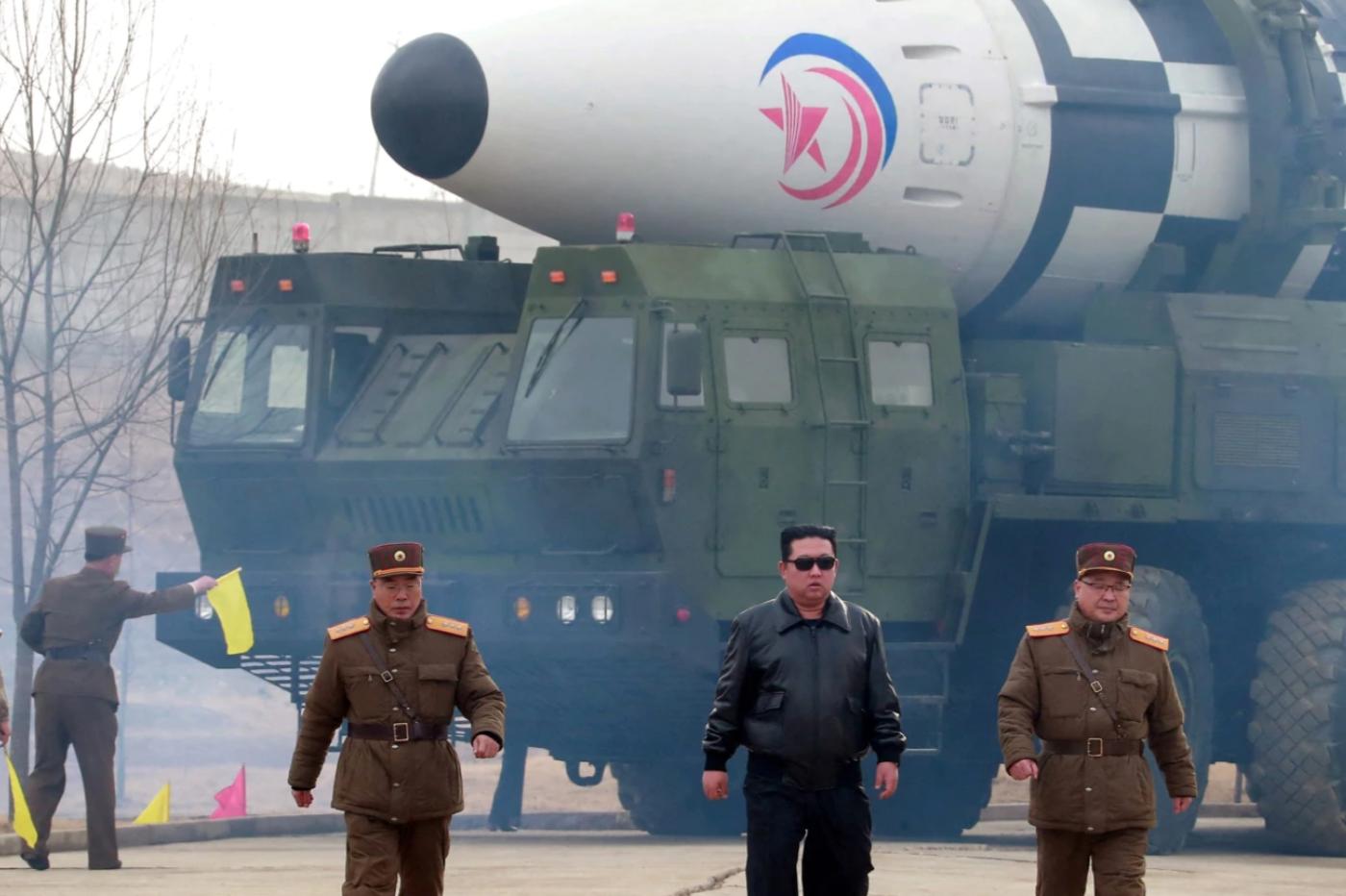 Kim Jong Un se met en scène devant une fusée nord-coréenne