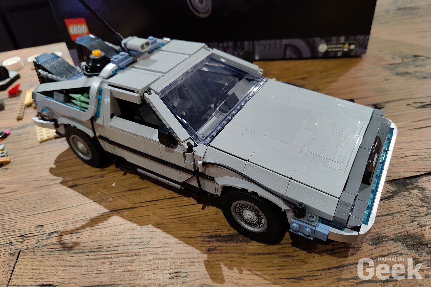 LEGO Retour vers le Futur : la mythique DeLorean est en promo, c'est  l'occasion de donner vie à la voiture de Doc pour moins cher ! 
