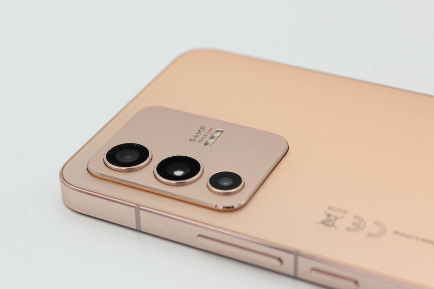 Test Vivo V23 : un joli smartphone qui drague les amateurs de selfies - Les  Numériques