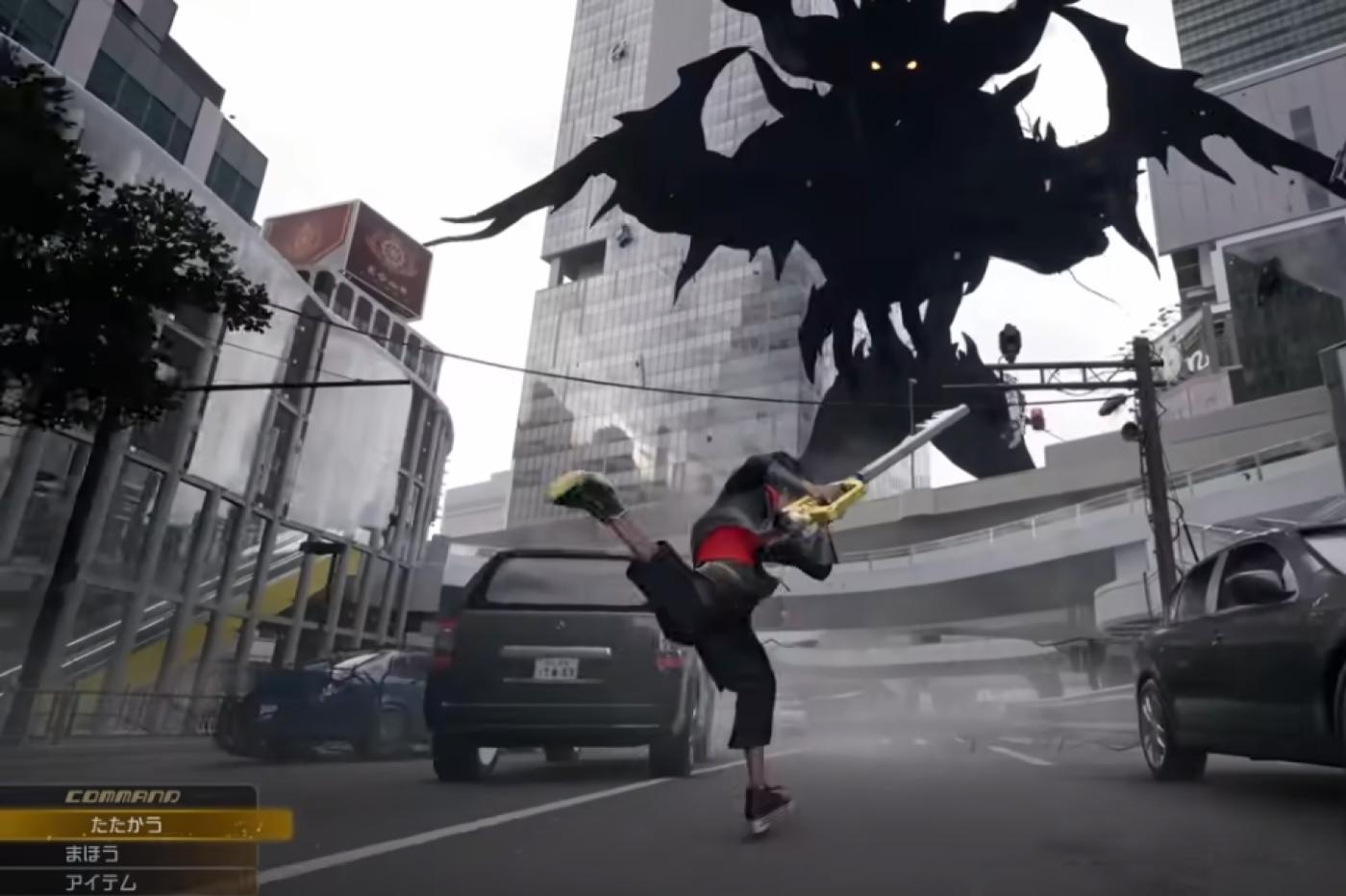Capture d'écran du trailer de Kingdom Hearts 4 montrant Sora courant vers un sans-coeur géant au milieu d'une ville aux airs modernes