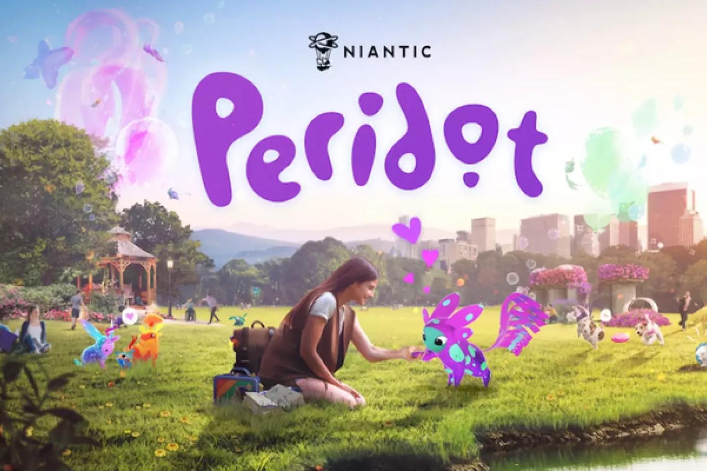 Image promotionelle du jeu Peridot par Niantic montrant une jeune femme dans un parc caressant son animal virtuel rose et bleu