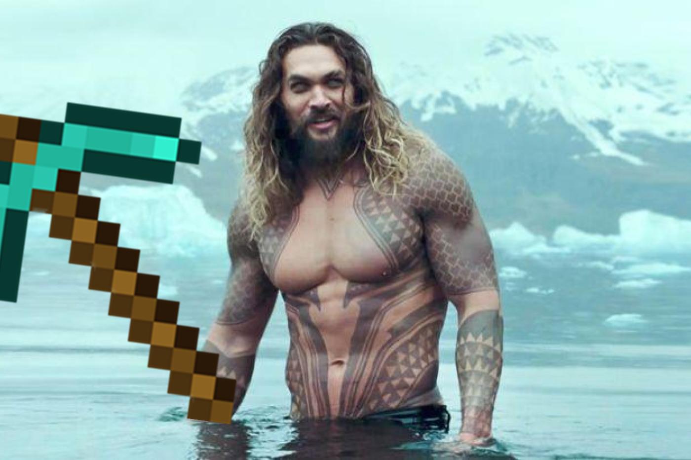 Capture d'écran du film Aquaman avec Aquaman dans l'eau et une pioche en diamant de minecraft dans la main