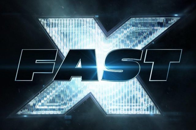 Logo du film Fast and Furious 10. Un gros X en fond et le mot FAST écrit devant.
