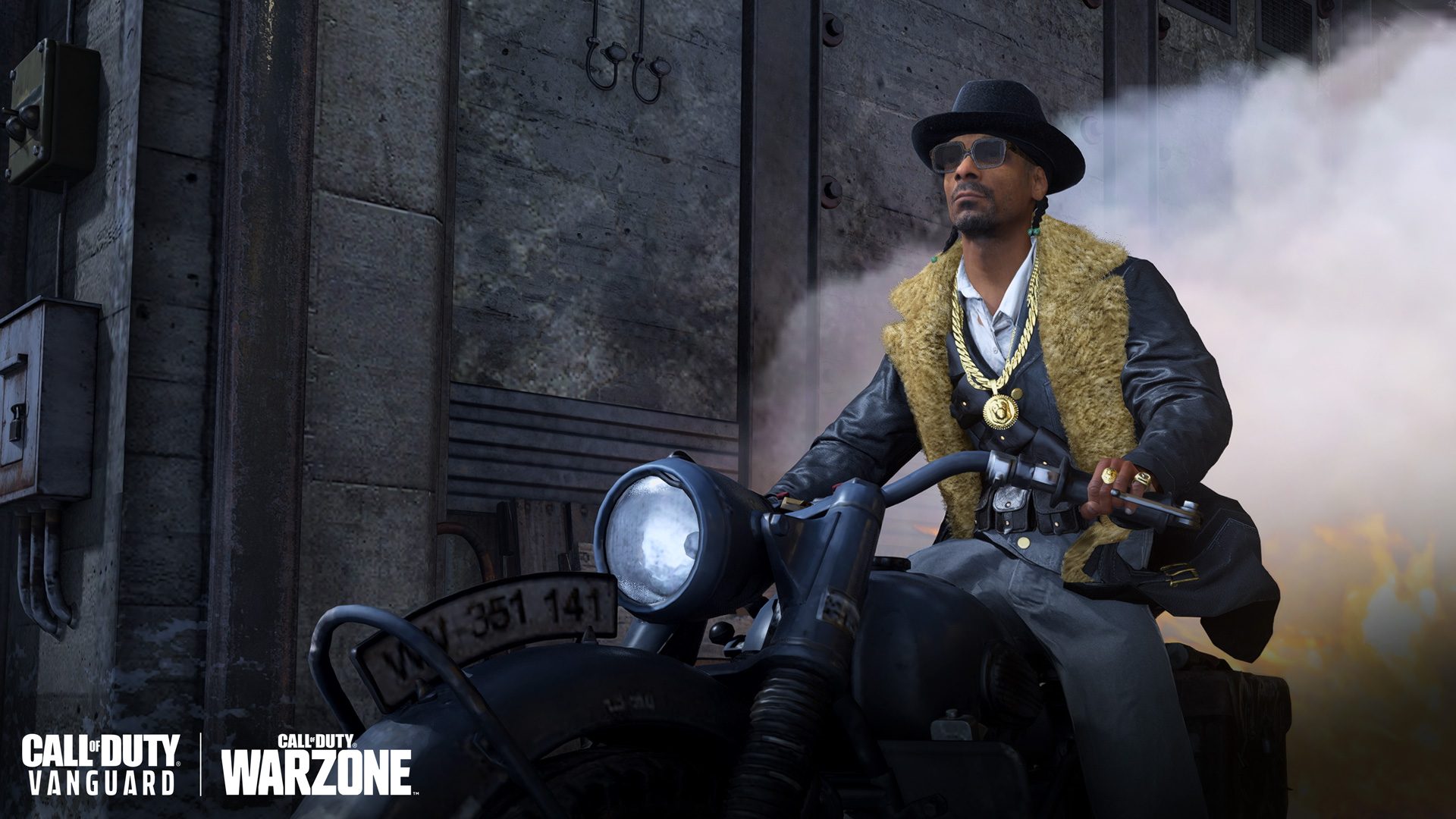 Capture d'écran d'une des apparences de Snoop Dogg dans Call of Duty Vanguard et Warzone. Il porte une fourrure et un fedora, et est sur une grosse moto.