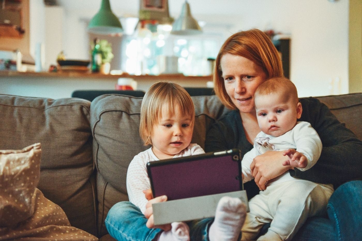 enfants et mère qui regarde une tablette