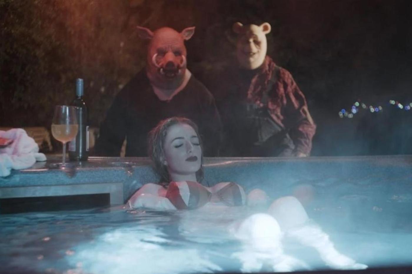 Image du film montrant Winnie et Porcinet derrière une femme se relaxant dans un jacuzzi
