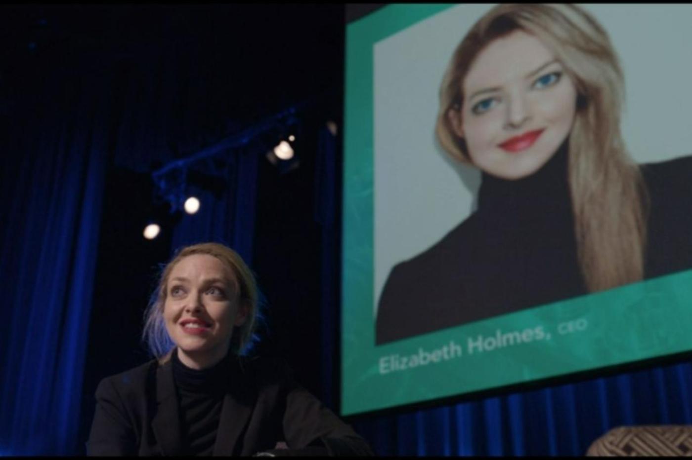 Capture d'écran de la série The Dropout montrant Elizabeth Holmes à une conférence à l'université
