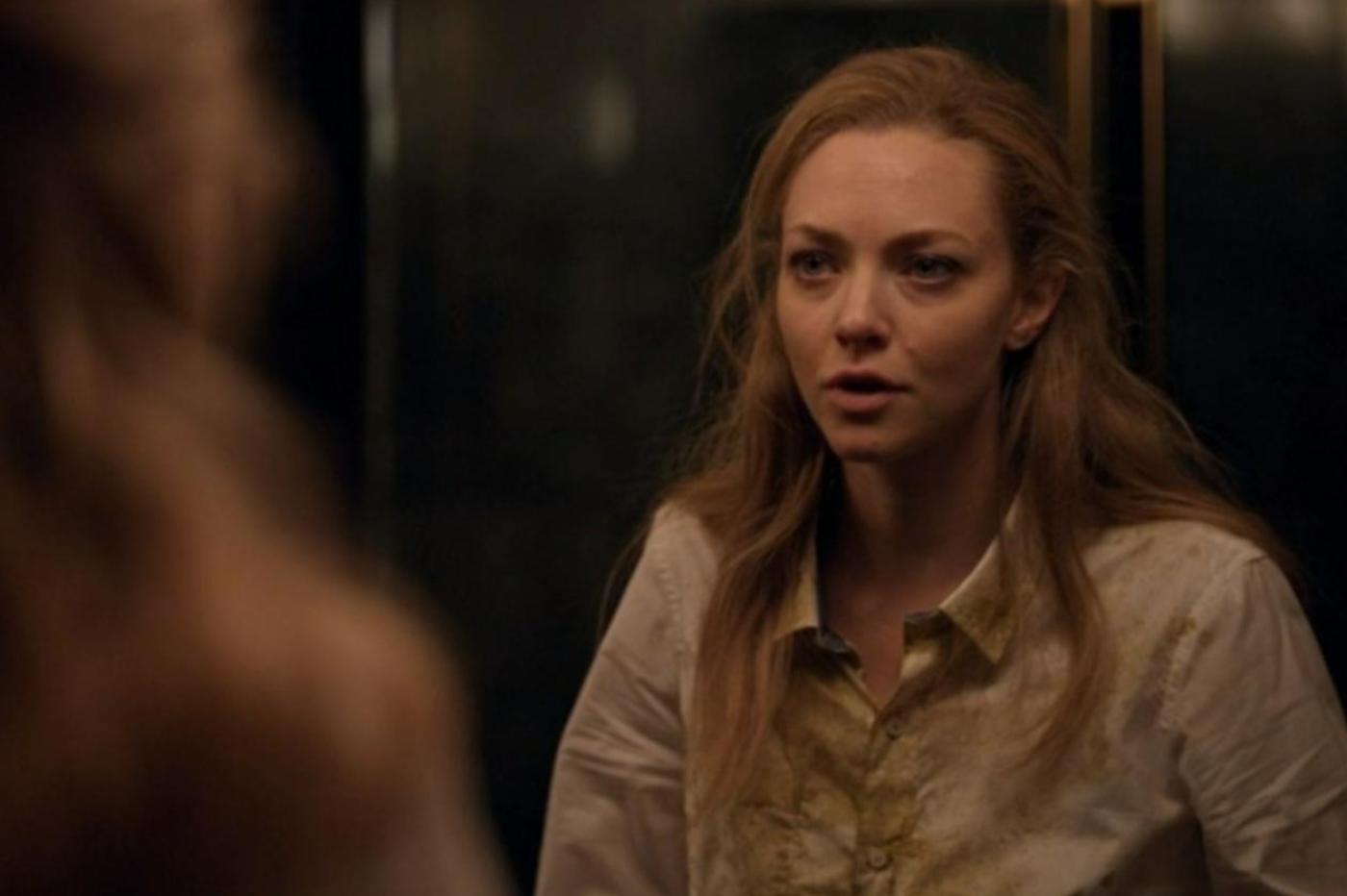Capture d'écran de la série The Dropout montrant Elizabeth Holmes paraissant extrêmement fatigué devant un miroir