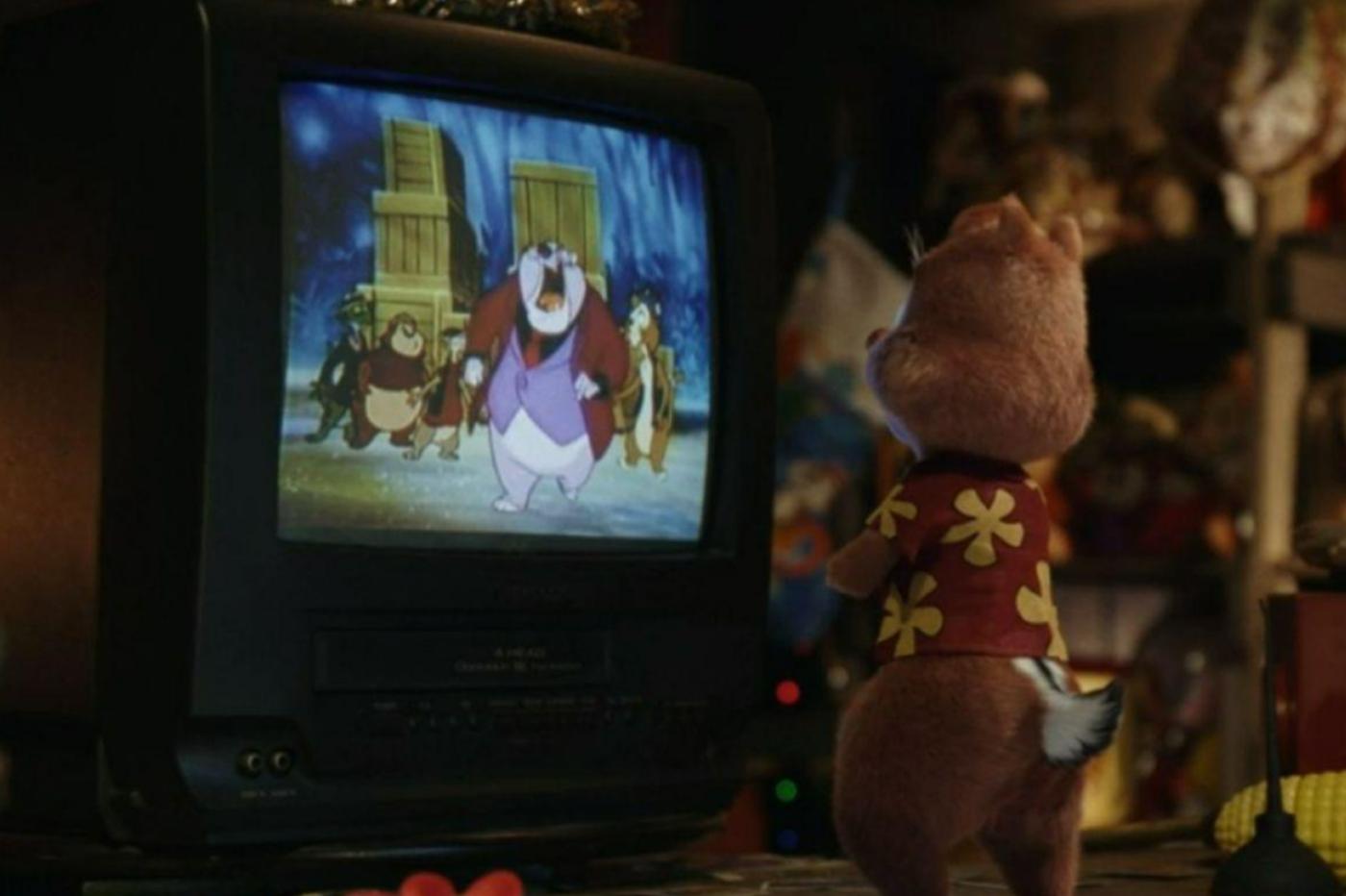 Capture d'écran du film avec Tac regardant son émission dont il est la vedette sur une vieille télé cathodique