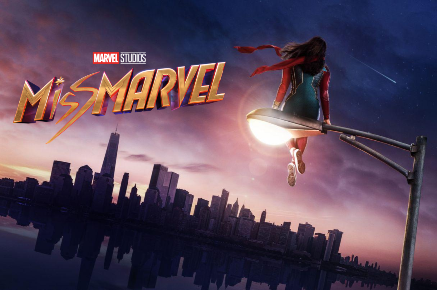 Image promotionnelle de la série Miss Marvel avec Kamala Khan assises sur un lampadaire avec New York au loin.