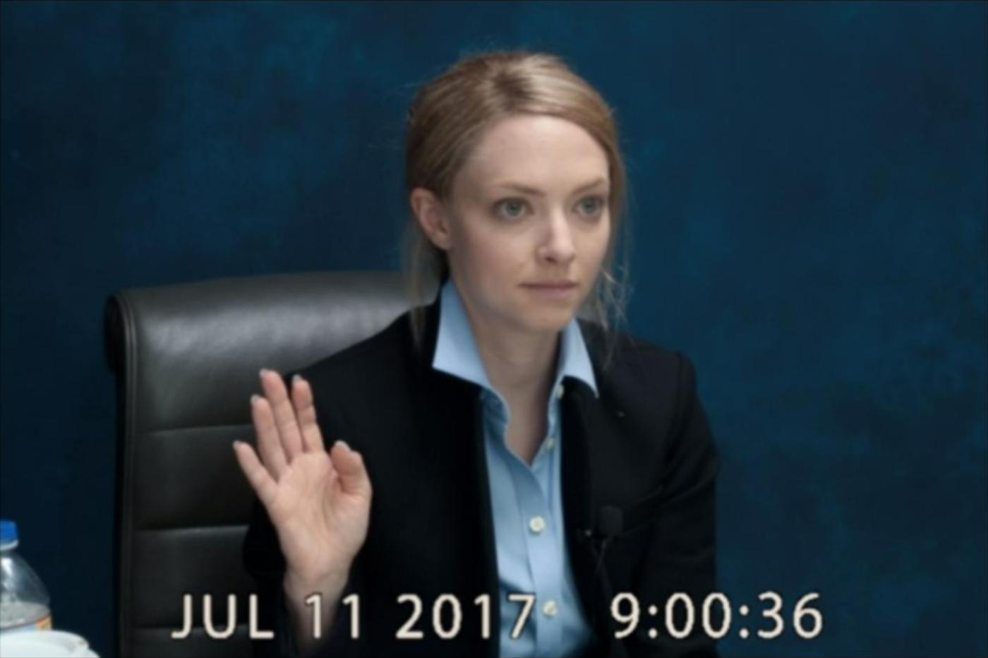 Capture d'écran de la série The Dropout montrant Elizabeth Holmes à son témoignage devant la justice