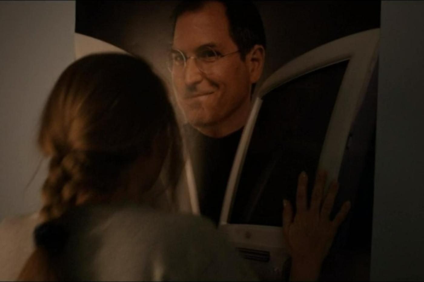 Capture d'écran de la série The Dropout montrant Elizabeth Holmes en train d'idolatrer un poster de Steve Jobs