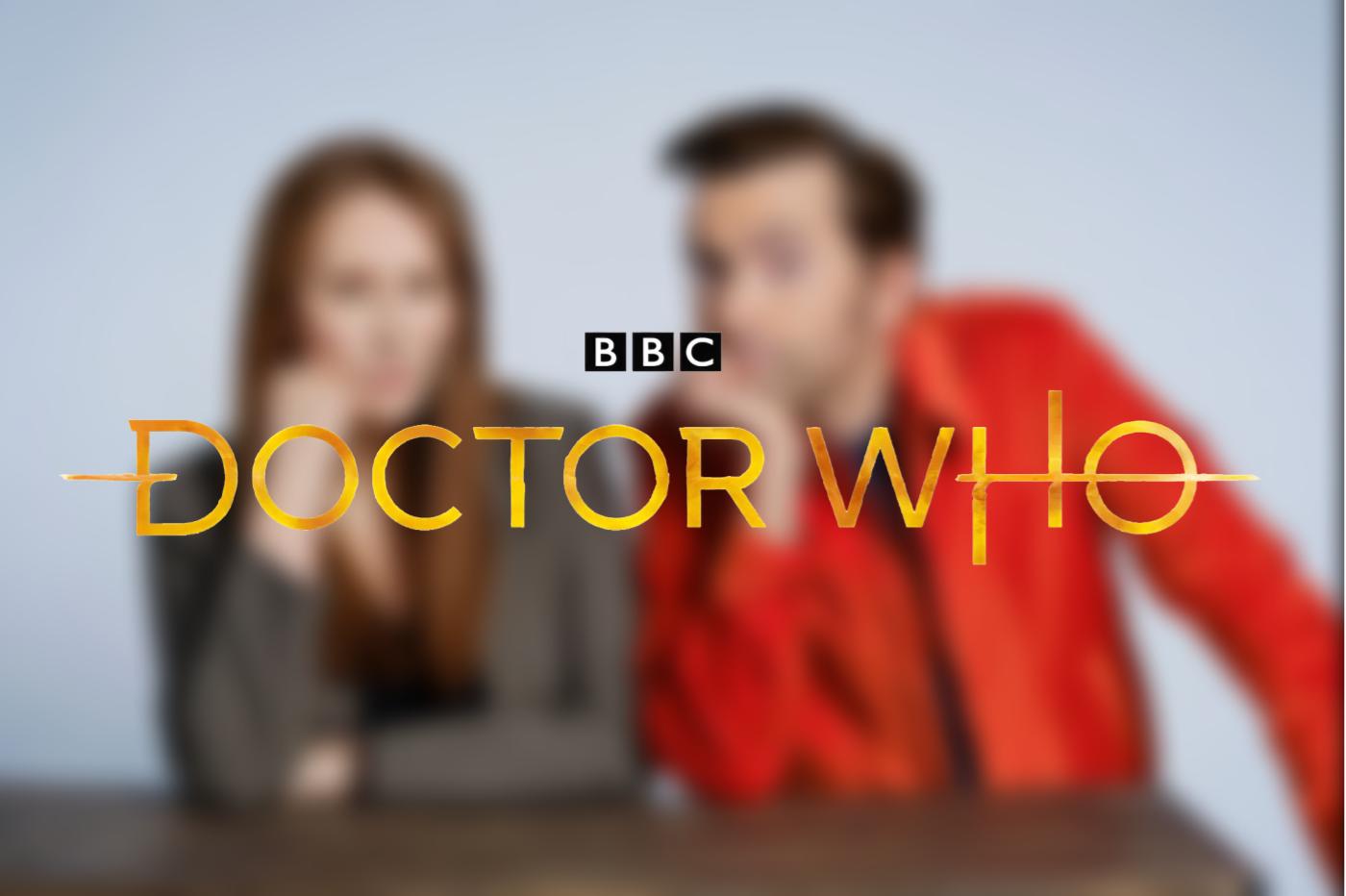 Catherine Tate et David Tennant ensemble, floutés dans l'arrière plan avec le logo de la série Doctor Who devant