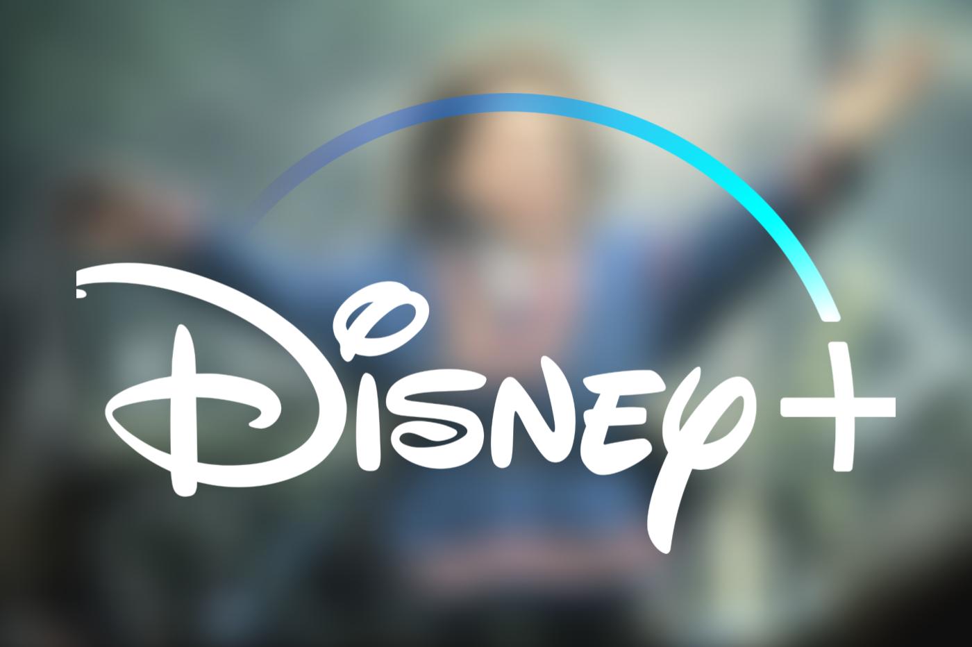 image du film Willow original flouté en fond avec le logo Disney+ devant