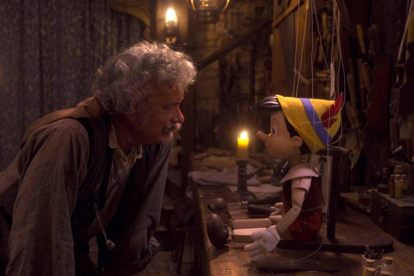 Capture d'écran du film Pinocchio avec Tom Hanks en Gepetto qui se tient devant le petit pantin de bois