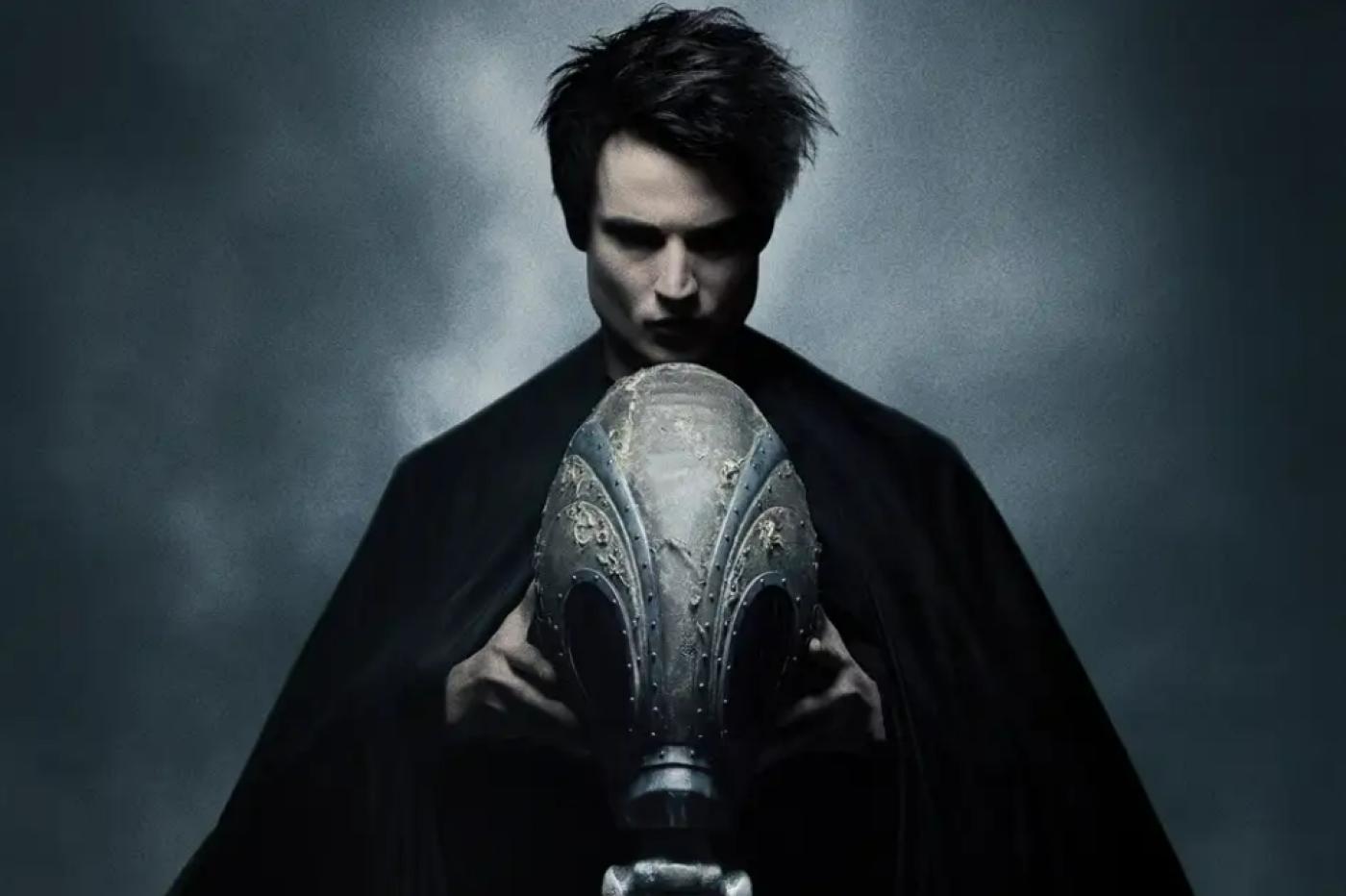 Image promotionnelle de la nouvelle série The Sandman de Netflix avec le personnage principal portant son masque dans ses mains