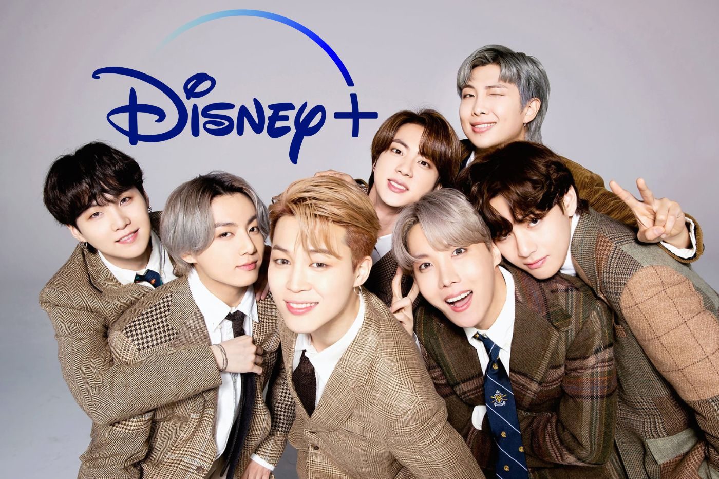 Image d'un photoshoot des BTS à l'occasion de la Festa 2021 avec un rajout du logo Disney+