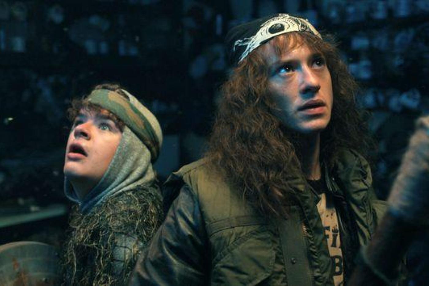 Dustin et STranger Things dans l'Upside Down à l'abri des Demobats