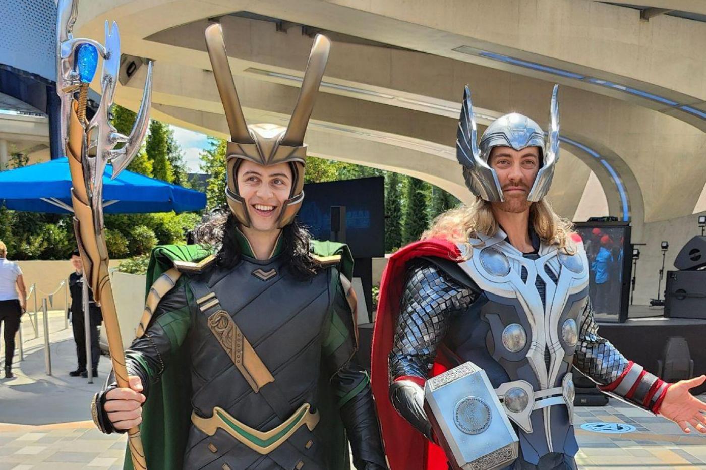 Thor et Loki à Avengers Campus