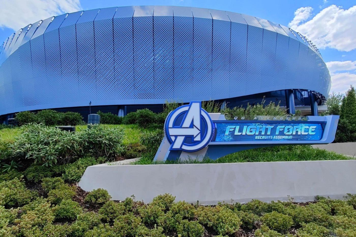 Devanture de l'attraction Avengers Flight Force à Avengers Campus