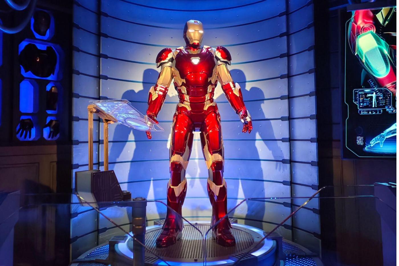 Animatronique d'Iron Man dans l'attraction Avengers Flight Force